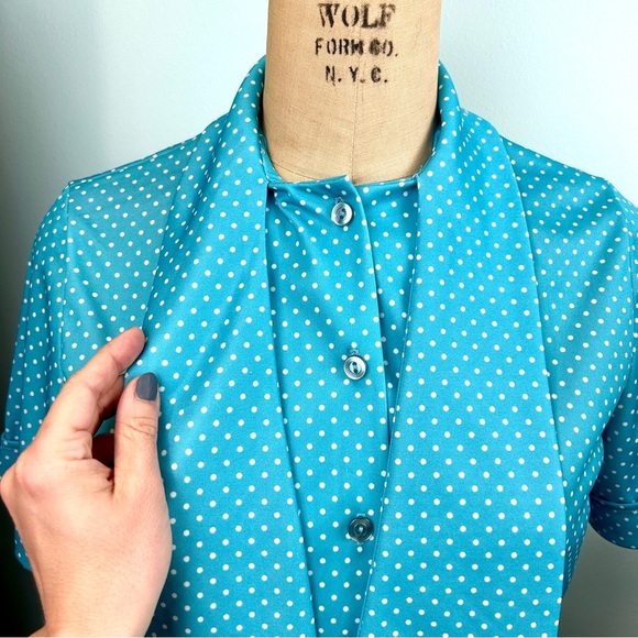 09 . Vintage 🌸 Teal Polka Dot Secretary’s Top - Picture 3 of 6